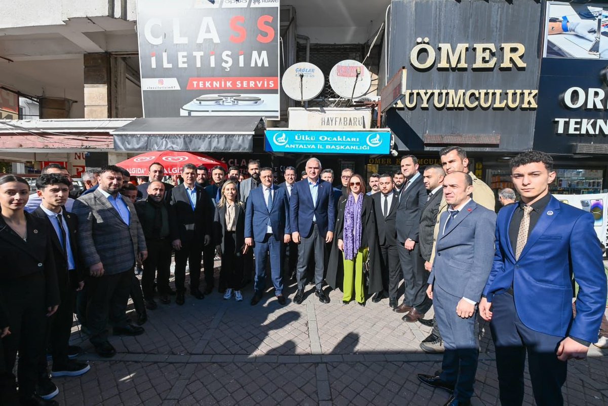 Ülkü Ocakları Antalya İl Başkanlığı ve MHP Muratpaşa İlçe Başkanlığını ziyaret ettik. 

Antalya'mızın kültürel ve turistik potansiyeline yaptıkları kıymetli katkıları ve misafirperverlikleri için İl Başkanı Sayın Ferhat Aksoy, Muratpaşa İlçe Başkanı Sayın Sadullah Güneş ve