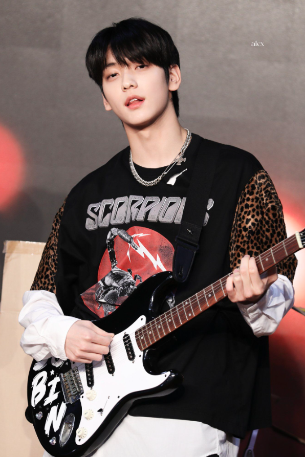 AboutMusicYT's tweet photo. TXT's Soobin with a guitar at an event, 2023. https://t.co/x0LImxtNzN