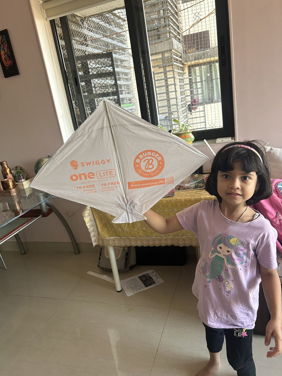 sbanerjee2204's tweet photo. Sweet gesture to deliver a kite along with orders from @Swiggy https://t.co/tkmQym3yw3