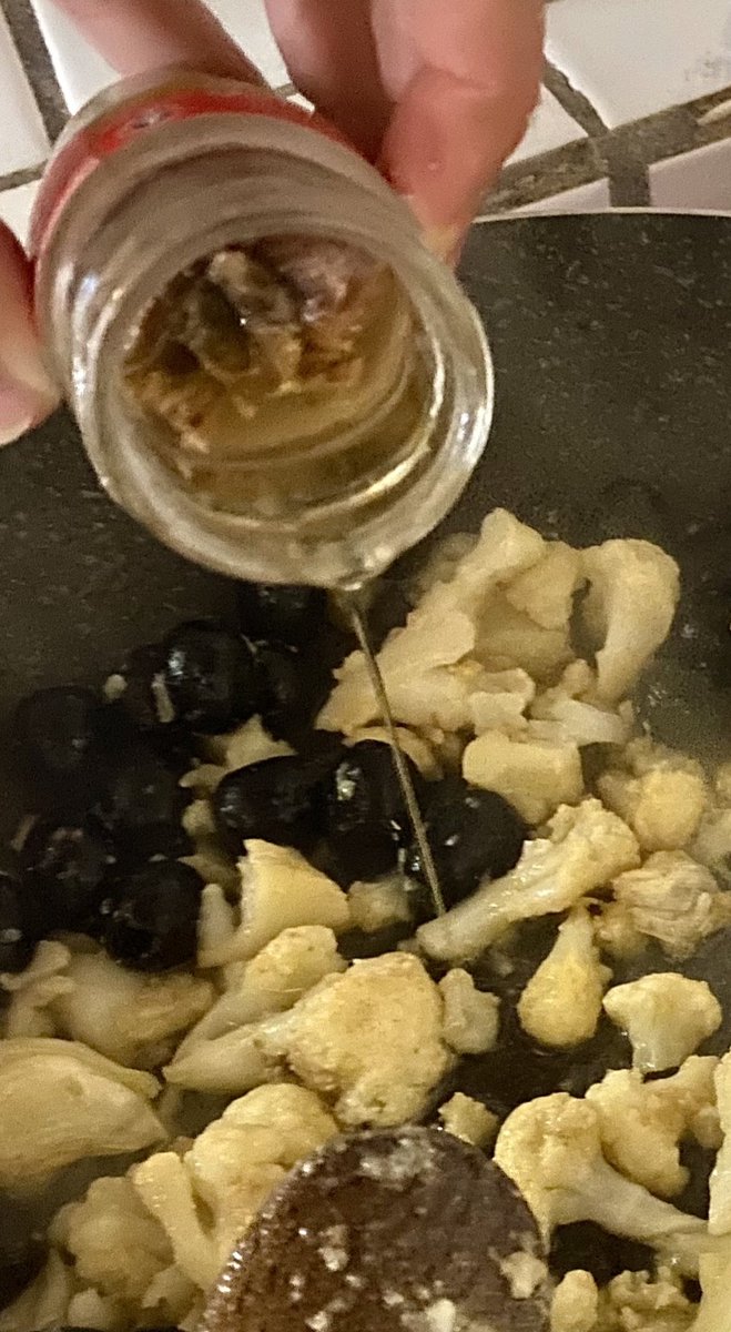 MaraLeone13's tweet photo. Caserecce con cavolfiori alici e olive nere…
ma l’ingrediente fondamentalmente è la “colatura di alici” seguendo le indicazioni del famoso #chefRuffi…cioè ho semplicemente versato l’olio del barattolo… 🚑🤦♀️ https://t.co/O5bgCPIz2g