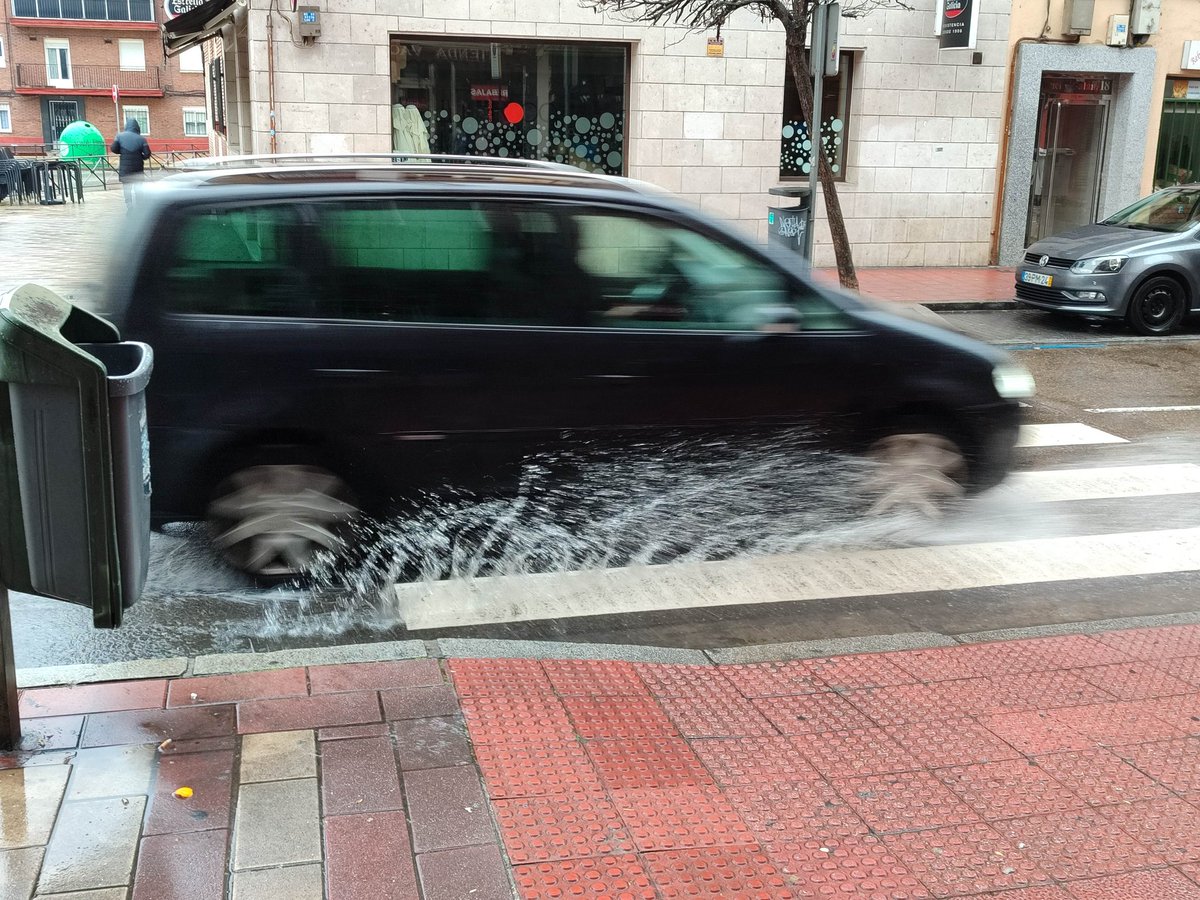 quijoteandoo's tweet photo. Balsa de agua cada vez que llueve. Paso peatones C/Gabriel y Galán 11. Los peatones empapados por los coches y cruzando por el medio de la calle para evitarlo.¿Lo pueden solucionar por favor? @AyuntamientoVLL @AlbertoGutalbal @JesusJCarnero https://t.co/p9GQtr23bU
