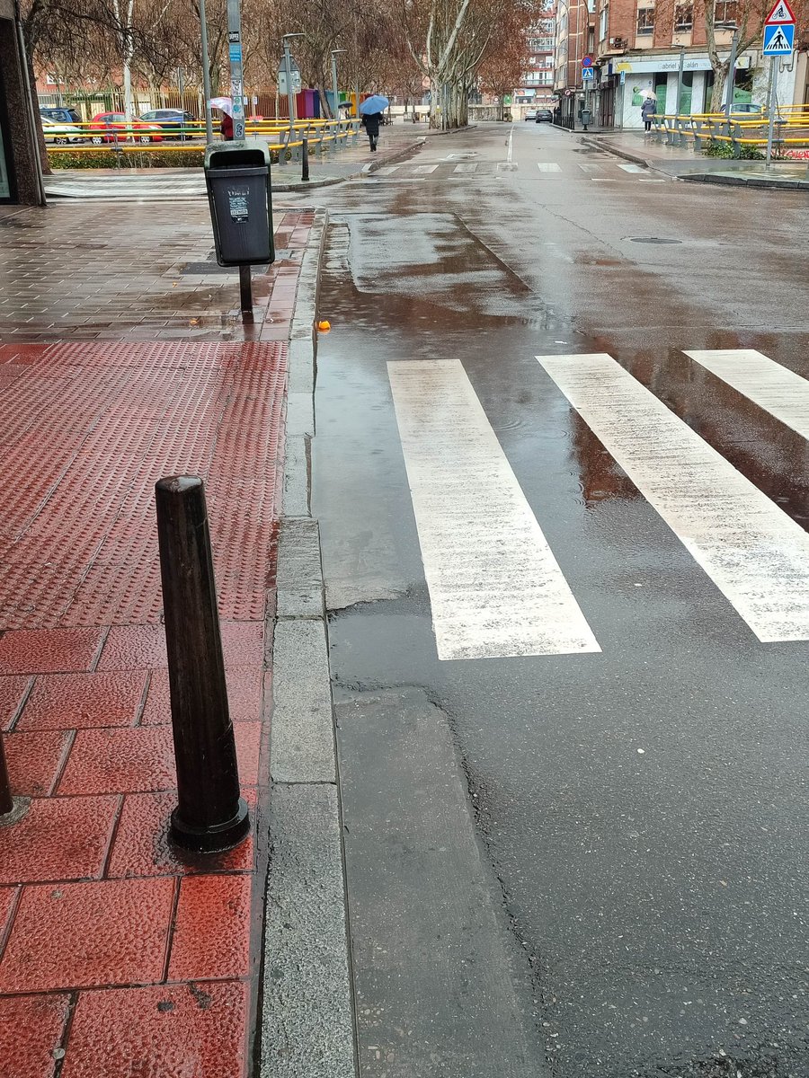 quijoteandoo's tweet photo. Balsa de agua cada vez que llueve. Paso peatones C/Gabriel y Galán 11. Los peatones empapados por los coches y cruzando por el medio de la calle para evitarlo.¿Lo pueden solucionar por favor? @AyuntamientoVLL @AlbertoGutalbal @JesusJCarnero https://t.co/p9GQtr23bU