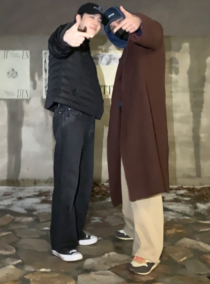ACEKJONG's tweet photo. Only jongin can mix blue, beige and brown and make it look so cool. Happy birthday my sweetness!!!!🥳🎂🎉
#갓카이탄일
#종인이로_온세상이_가득한하루
#Hello30thKAI
#MrKaiHBD
#HappyBirthdayKAI https://t.co/aqzNxUVsLw