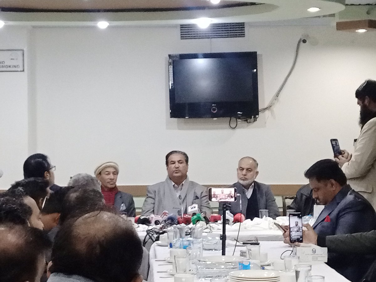 SyedNaeemKazm16's tweet photo. مسلم لیگ ن آزادکشمیر کے سیکرٹری جنرل طارق فارق کی  مقامی ہوٹل میں  پریس کانفرنس جاری وزیراعظم وقت پر سخت تنقید ۔۔ https://t.co/OVJg6eSSvU