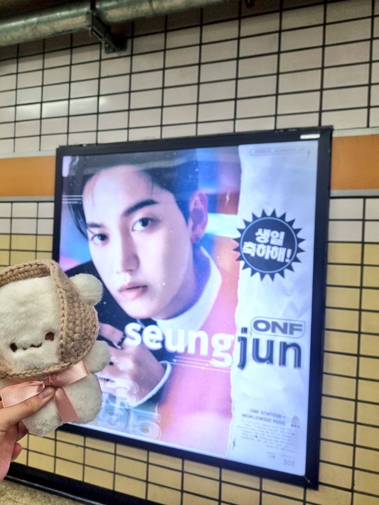 Carmel_Fuse's tweet photo. 💜망원역 지하철 광고
드디어 승준 왕자님의 탄생일!!💕 망원역 도착하자 보여서 너무 좋았어용😍 강아지 보단 왕자님이 더 잘 어울렸어요!~ 역시 망원동프린스😘
#SMILEE_SEUNGJUN_DAY https://t.co/RyH0OJuV4O