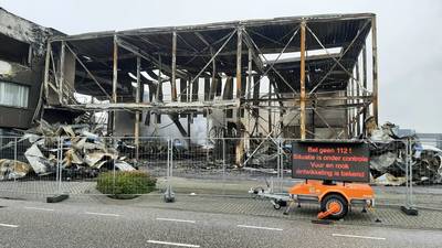 bdbommel's tweet photo. ‘Ramptoeristen’ bij smeulende textielhandel moeten stoppen met meldkamer bellen: ‘Meer dan tien bellers per uur’ https://t.co/ZbTN6AO0Ls https://t.co/TBc4KU29pq
