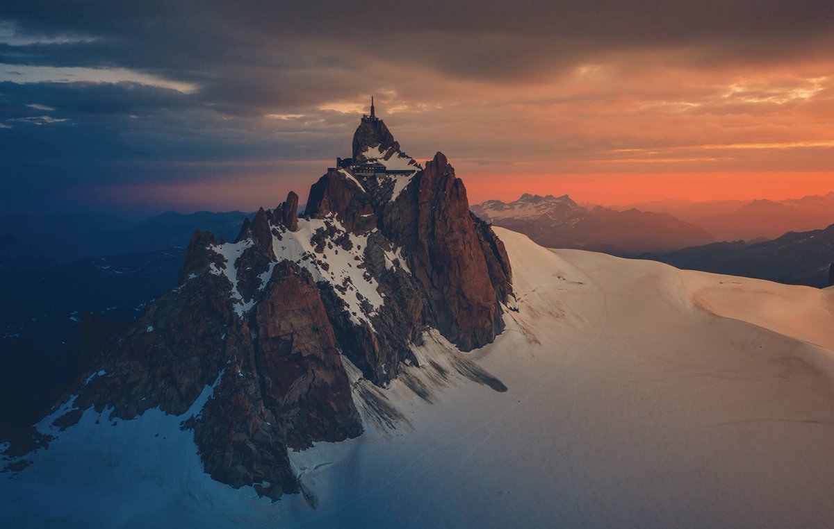TulsonTolf's tweet photo. Conquering the sky 💭

#tulsontolf #indomitableclimber #lovemountains #rockclimbing #climbingmountains #montblanc https://t.co/TMWUqOT5lZ