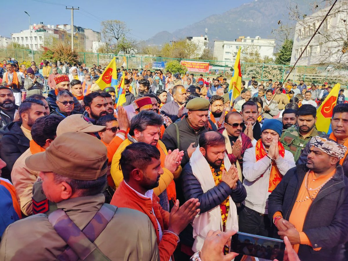Ekam4Sanatan's tweet photo. कटरा में एकम सनातन भारत दल द्वारा आयोजित माता वैष्णो देवी मंदिर मुक्ति आंदोलन में भारत वर्ष के विभिन्न क्षेत्रों से आए सभी माता रानी के भक्तों ने हिस्सा लिया। सभी ने संकल्प लिया हैं कि सरकार के इस सौतेले व्यवहार को अब सनातनी बर्दास्त नहीं करेंगे।
#ChaloKatra https://t.co/jW1bE515tf
