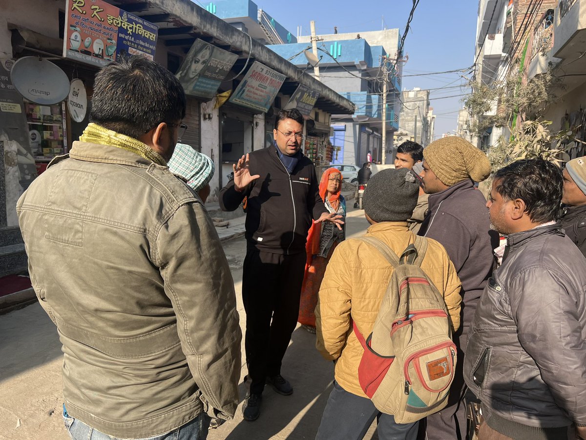 MLARituraj's tweet photo. लखनऊ रोड़ मुख्य सड़क अगले कुछ ही दिनों में सबके लिए खोलेंगे
आज सबसे मिला 
लोग बहुत खुश हैं
आपका बेटा विधायक ऋतुराज झा https://t.co/vAfdo4iNPb