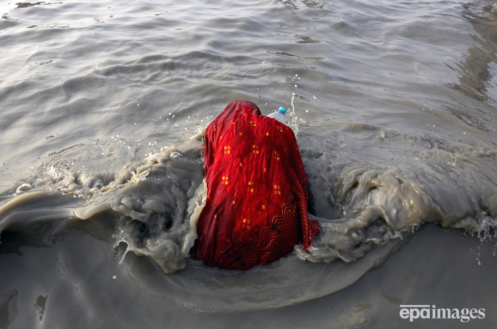 EPA_Images's tweet photo. An Indian devotee takes a holy bath during Ganga Sagar annual fair at Sagar Island, south of Kolkata, Eastern India, 14 January 2024.

📸 EPA / Piyal Adhikary

#epaimages #india #gangasagar https://t.co/vSsMIc92Oy