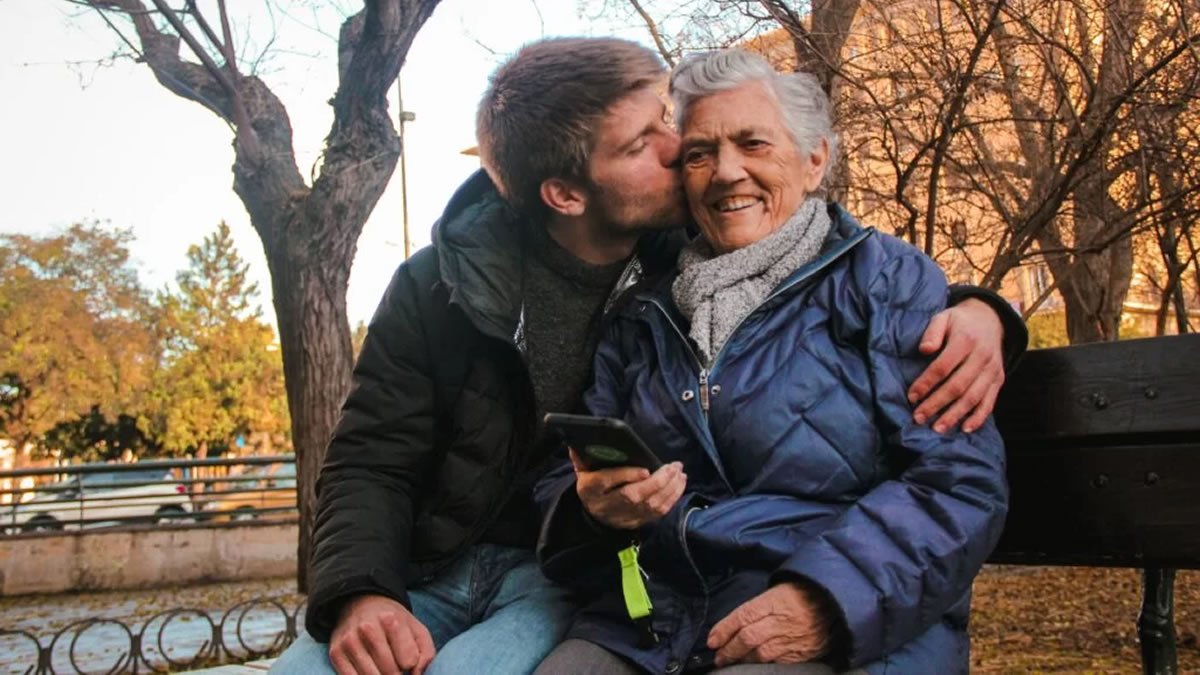 Maximiliana tiene 90 años y toda su vida ha estado sin móvil, pero su familia quiere que lo tenga. Su nieto Jorge Terreu ha ideado un modelo muy sencillo para hacer videollamadas.

Conoce la #innovación de su startup: 🌐 maximiliana.es/movil/

Reseña elcorreo.com/sociedad/maxim…