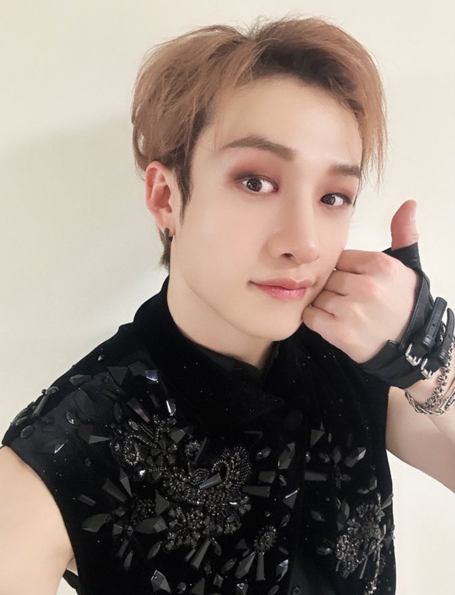 BCHANPIC's tweet photo. new year greetings from bangcham 🖤 https://t.co/byPHoW7DTJ