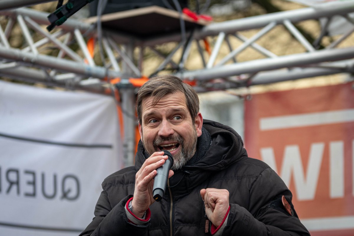 M000X's tweet photo. Um die 400 Verschwörungsideolog*innen liefen gestern durch Göttingen. Ihnen gegenüber standen mehrere Tausend Gegendemonstrant*innen, welche die Route trotz großem Polizeiaufgebot immer wieder blockieren konnten. Der rechte Aufzug wurde dadurch massiv verzögert 
#goe1301 https://t.co/IMNRt5gD5L