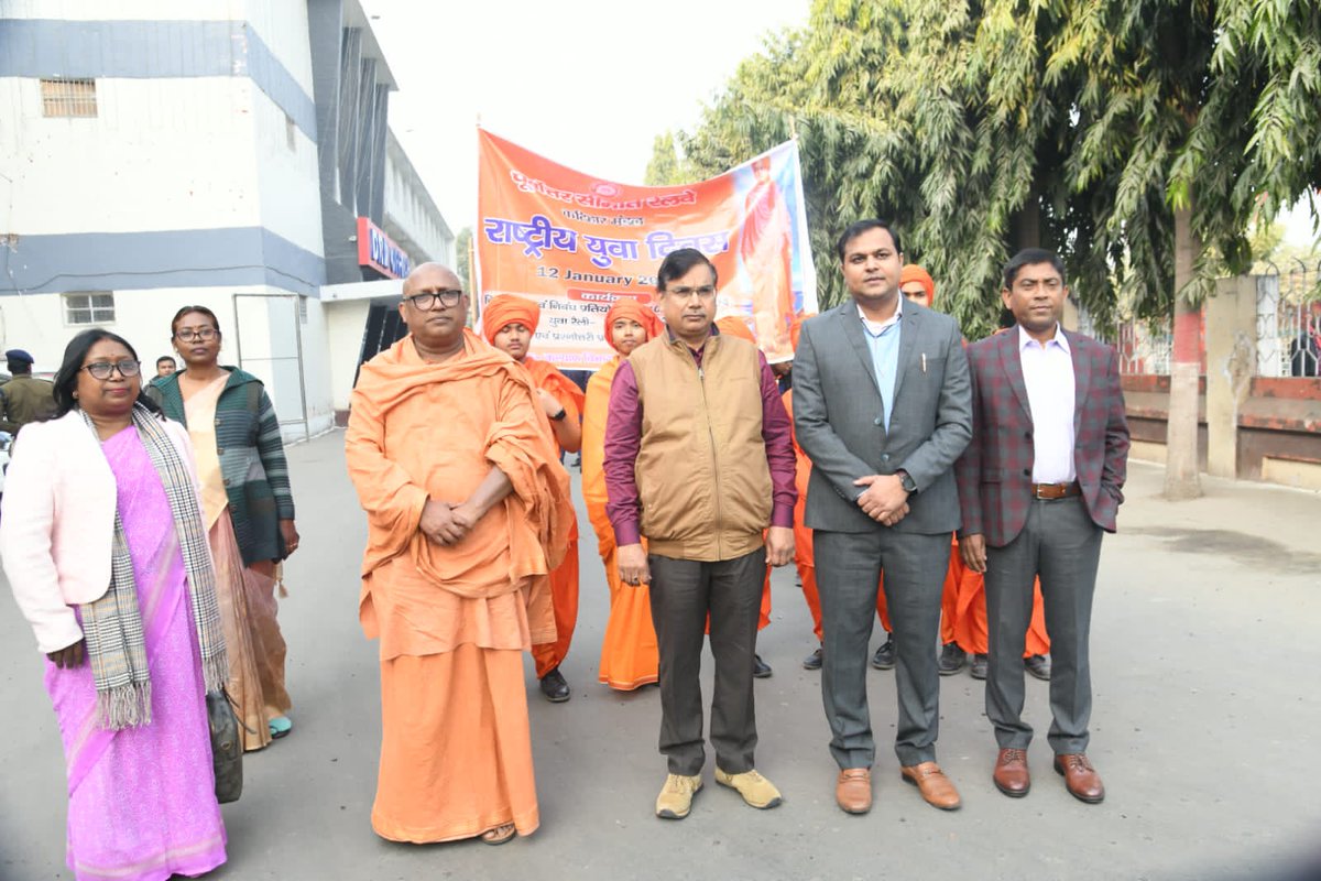 DRMPKIR23's tweet photo. 🌟 Youth Rally for #NationalYouthDay! 🚩 Green Flag by DRM/KIR, Sr. DPO/KIR &amp; Swami Maheshwarnand ji. 🌈 Shoutout to young champions, scouts, and guides – you made it special! 🌟 #YouthRally https://t.co/U1zmTRm0kf