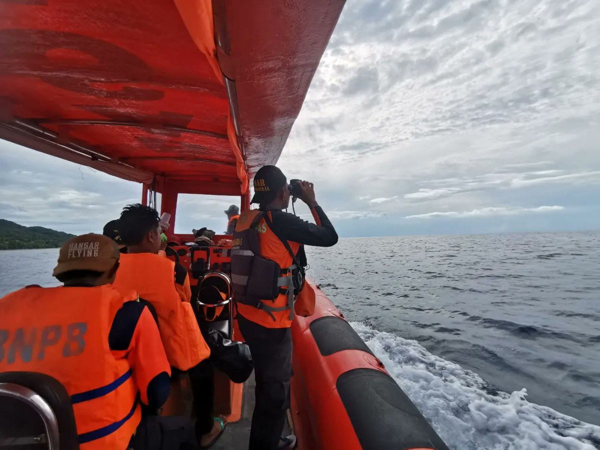 HumasSARKendari's tweet photo. Buton Selatan, 14/01 -- Tim SAR Gabungan menghentikan sementara Ops SAR H4 terhadap 1 org nelayan yang belum kembali dari melaut dgn menggunakan longboat disekitar perairan teluk lande dgn hasil nihil dan akan dilanjutkan kembali bsok pagi
#basarnaskendari
#possarbaubau
#rb210 https://t.co/JVIMTxSwjn