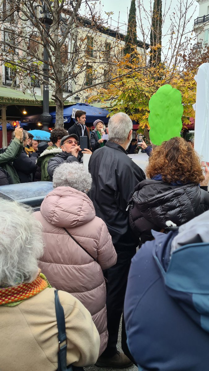lgm_com's tweet photo. Marisa Paredes lee un manifiesto contra la tala de árboles en la plaza dr Santa Ana de Madrid. La especulación necesita talar 47 árboles. https://t.co/OWGHKHJyCK