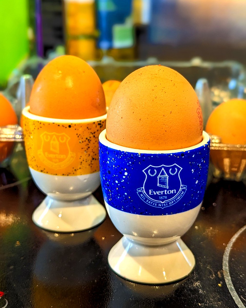 foco_uk's tweet image. Start your day off right with a touch of club pride! 🌞🥚 Get your hands on this Everton FC 2 Pack Paint Splatter Egg Cup and make breakfast even more special! #EvertonFC #BreakfastEssentials