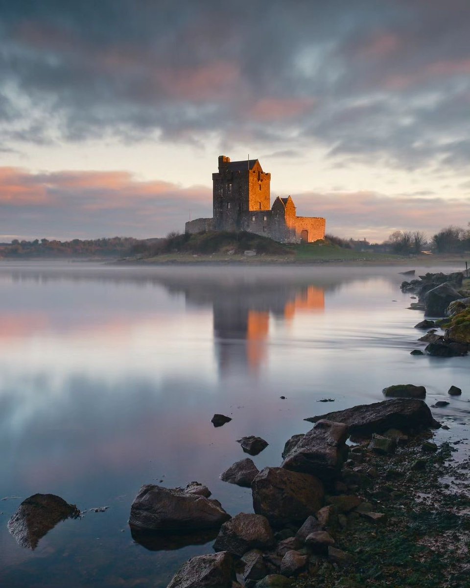 visit_galway's tweet photo. Early morning light at the 16th century Dunguaire Castle on the shores of Galway Bay... Simply stunning! 🏰😍

📸 IG/ kilanowskiphotography 
📍 Dunguaire Castle, Kinvara

#Wow #Epic #AmazingPlaces #BucketList #DunguaireCastle #GalwayBay #Kinvara #Galway #Ireland #VisitGalway https://t.co/FMUjwyh6dQ