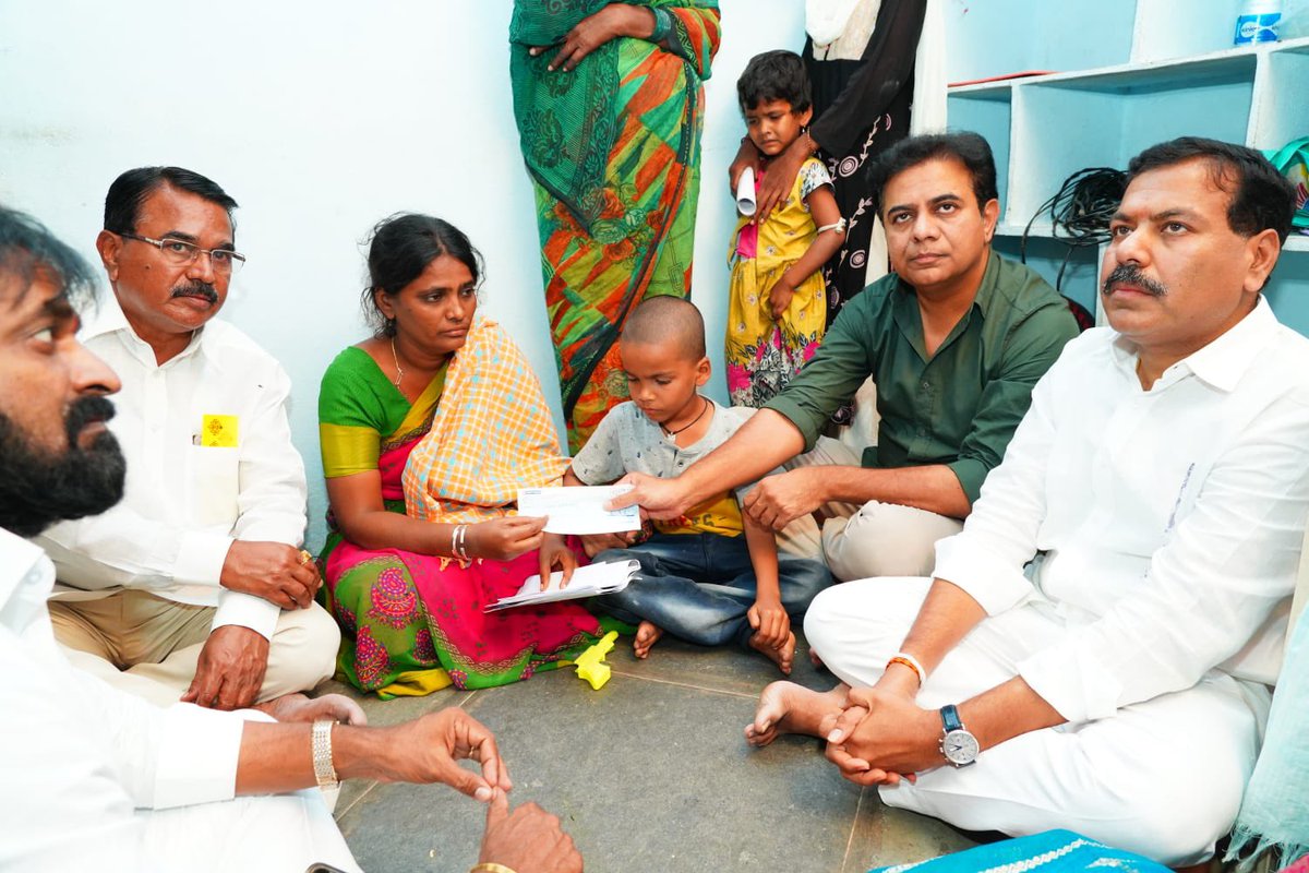 BRSparty's tweet photo. నాగర్ కర్నూలు జిల్లా, పెద్దకొత్తపల్లి మండలం గంట్రావుపల్లి గ్రామంలో డిసెంబర్ 29న కాంగ్రెస్ నాయకుల చేతుల్లో దారుణ హత్యకు గురైన బీఆర్ఎస్ కార్యకర్త, రిటైర్డ్ ఆర్మీ జవాన్ చిక్కేపల్లి మల్లేష్ కుటుంబాన్ని బీఆర్ఎస్ పార్టీ వర్కింగ్ ప్రెసిడెంట్ @KTRBRS, మాజీమంత్రులు @SingireddyBRS, @VSrinivasGoud, @CLRTRS, ఎమ్మెల్యే @drsanjayBRS,  ఎమ్మెల్సీ @RajuShambipur, మాజీ ఎమ్మెల్యే @BeeramHarshaBRS లతో కలిసి పరామర్శించారు.

మల్లేష్ చిత్రపటానికి పూలమాలవేసి నివాళులర్పించి, మల్లేష్ భార్య పిల్లలు, కుటుంబ సభ్యులతో మాట్లాడి మనోధైర్యాన్ని ఇచ్చారు. మల్లేష్ పిల్లల పూర్తి బాధ్యతను పార్టీ తీసుకుంటుందని తెలిపిన కేటీఆర్, వారికి పార్టీ తరఫున ఐదు లక్షల ఆర్థిక సహాయాన్ని అందించారు. రిటైర్డ్ ఆర్మీ జవాన్ మల్లేష్ అహర్నిశలు పార్టీ గెలుపు కోసం పనిచేశారన్ననారు. బీఆర్ఎస్ ఒక నిబద్ధత కలిగిన కార్యకర్తను కోల్పోయిందని ఆవేదన వ్యక్తం చేశారు. 

తెలంగాణ రాష్ట్రంలో గతంలో ఎప్పుడూ రాజకీయ హత్యలు జరగలేవన్న కేటీఆర్, ఈరోజు కొల్లాపూర్ నియోజకవర్గంలో ఎప్పుడూ లేని విధంగా రాజకీయ ప్రత్యర్థులు, రాజకీయ కక్షతో మల్లేష్ ను హత్య చేయడం జరిగిందన్నారు. రాజకీయాల్లో గెలుపు ఓటములు సహజమని, కానీ ఈ విధంగా హత్యలు చేయడం దుర్మార్గమన్నారు. 

ఈ రకమైన హత్యలు, హింసా సంస్కృతి మంచిది కాదని స్థానిక మంత్రి జూపల్లి కృష్ణారావుకి విజ్ఞప్తి చేశారు. మేము  గతంలో పదేళ్లు ప్రభుత్వంలో ఉన్నా, ఏ ఒక్క కాంగ్రెస్ కార్యకర్త మీద గాని, కాంగ్రెస్ నాయకుల మీద దాడులకు తెగబడలేదని, ఇట్లాంటి సంస్కృతిని ప్రోత్సహించలేదన్నారు. మేము కూడా కాంగ్రెస్ పార్టీ మాదిరే, ఈ దురదృష్ట సంస్కృతిని ప్రోత్సహించి ఉంటే పరిస్థితి ఎలా ఉండేదో ఆలోచించాలని కేటీఆర్ అన్నారు. 

ప్రభుత్వంలో ఎవరు ఉన్నా ఇలాంటి దుర్మార్గమైన నేరానికి పాల్పడిన వారిపై కఠిన చర్యలు తీసుకోవాలని, మల్లేష్ కుటుంబానికి న్యాయం జరగాలని డిమాండ్ చేశారు. రాజకీయ కారణాలతో మల్లేష్ ను హత్య చేసి దానికి భూ తగాదాల అంశాన్ని జోడించే ప్రయత్నాన్ని చేస్తున్నారని ఆరోపించారు. ఈ అంశంలో ప్రభుత్వం పక్షపాతం లేకుండా విచారణ జరిపించాలని, నేరస్తులకు సంబంధించిన కాల్ రికార్డుల వంటి కీలకమైన వివరాలన్నింటిని ప్రజల ముందు ఉంచాలని కేటీఆర్ డిమాండ్ చేశారు. ఈ మొత్తం వ్యవహారంలో డీజీపీ స్వయంగా చొరవ తీసుకొని నిష్పాక్షికంగా విచారణ చేపట్టాలన్నారు. 

రాష్ట్రంలో ఎక్కడ బీఆర్ఎస్ పార్టీ కార్యకర్తలపై ఈగ వాలిన పార్టీ మొత్తం తరలివస్తుందని, ప్రతి ఒక్క కార్యకర్తకు వారి కుటుంబాలకు అండగా ఉంటుందని కేటీఆర్ భరోసా ఇచ్చారు. పార్టీ కార్యకర్తల పైన దాడులు చేస్తే ఊరుకునేదే లేదని హెచ్చరించారు. తెలంగాణలో గతంలో ఎన్నడూ లేని విధంగా ప్రారంభమైన ఈ హత్య రాజకీయాలను, రాజకీయ హింస సంస్కృతిని మీడియా ప్రజల ముందు ఉంచాలని విజ్ఞప్తి చేశారు. ఇలాంటి హత్య రాజకీయాలకు పాల్పడితే ప్రజలు తిరగబడతారనే విషయం కాంగ్రెస్ పార్టీ గుర్తుంచుకోవాలన్నారు.