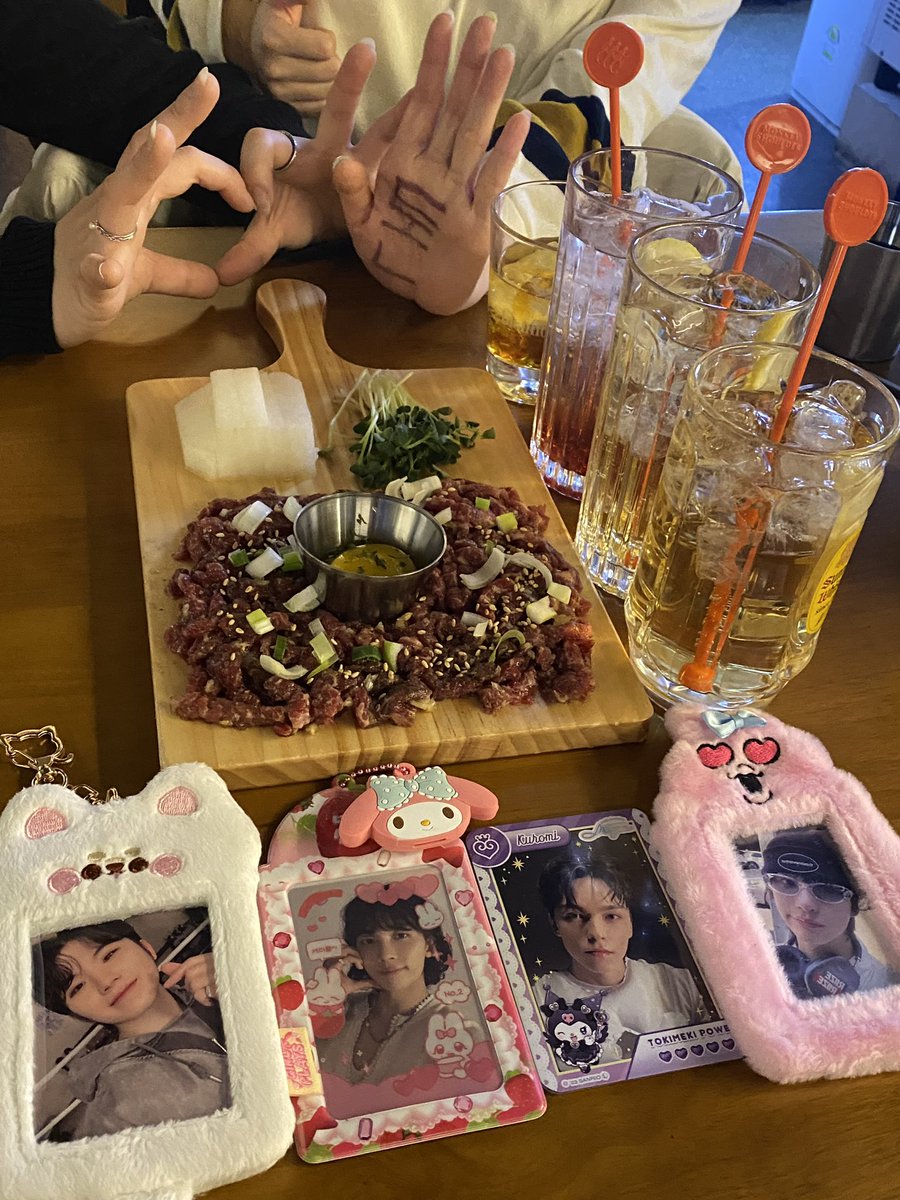 얘들아 끝날때까지 끝난게 아니야 포기하지마 그게 맛집 무한 웨이팅이건.. 오빠보러 갔다 떨군 핸드폰 찾기건.. 
🔒탈캐(럿)한 수니건..사랑은돌아오는거랫어🪃🪃