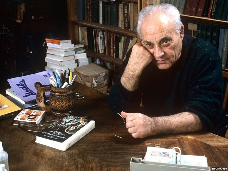 113 лет со дня рождения.

Анатолий Наумович Рыбаков:
«Кортик», «Бронзовая птица» и трилогия про  Кроша и потрясшие всех читателей «Дети Арбата». 

Искусствовед Елена Левина-Розенгольц: 
" Анатолий Наумович Рыбаков был не только замечательный писатель, но и бесстрашный человек.