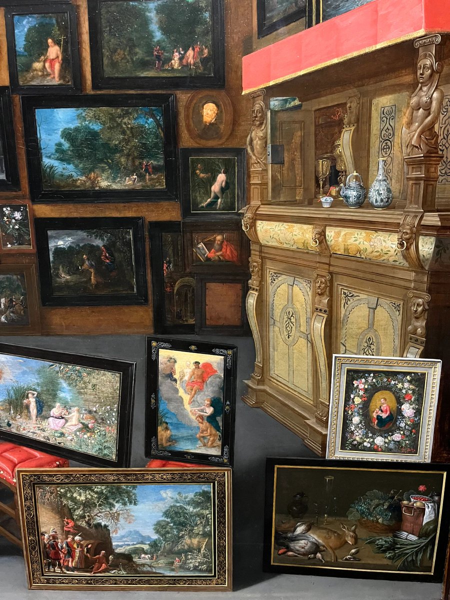 umbrawolves's tweet image. London Art Gallery ###
People without artistic talent are amazed by paintings for the first time 😇😇😇