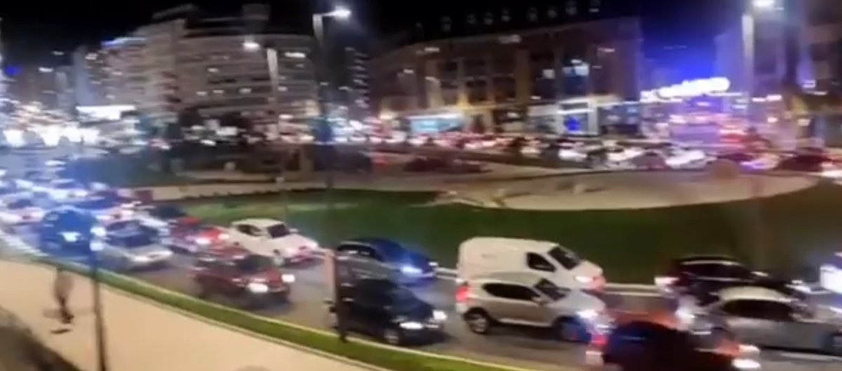 jalvarezareces's tweet image. - Del Trafico
"Cuando hay aglomeración se tarda más" 
(Problemas del continuo del espacio-tiempo) (3)