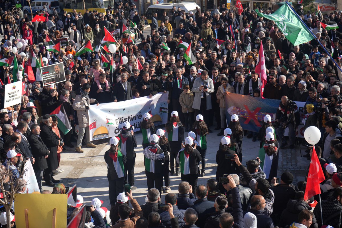 🇹🇷 🇵🇸 Binlerce Mardinli, Gazze'de acil şekilde ateşkes sağlanması ve şehitlerimiz için yürüdü.

Türkçe, Kürtçe, Arapça ve Süryanice dualar edildi.

İbranice bildiri okundu.

<a href="/MardinStk/">Mardin STK KUDÜS Platformu</a> 
Fotolar öğrencimiz <a href="/onursurektr/">Onur Sürek</a>