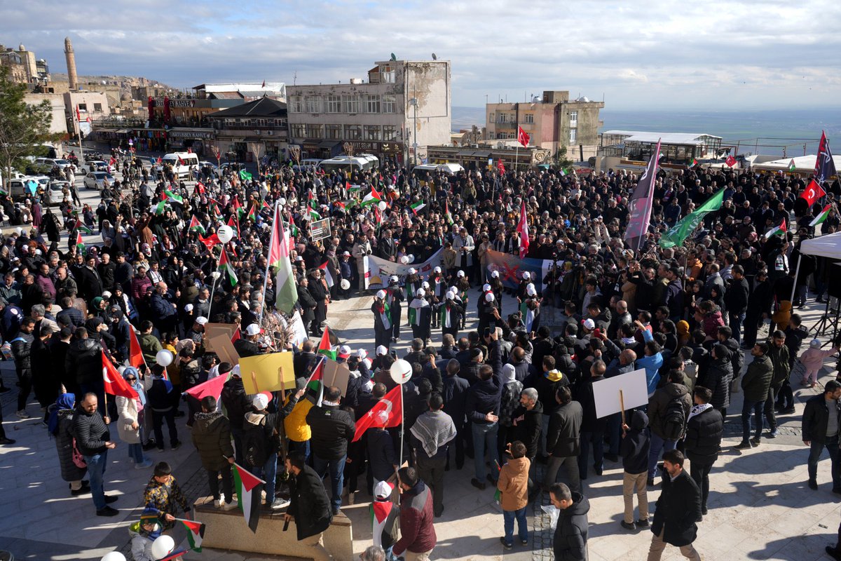 ibrahimozcosar's tweet photo. 🇹🇷 🇵🇸 Binlerce Mardinli, Gazze'de acil şekilde ateşkes sağlanması ve şehitlerimiz için yürüdü.

Türkçe, Kürtçe, Arapça ve Süryanice dualar edildi.

İbranice bildiri okundu.

@MardinStk 
Fotolar öğrencimiz @onursurektr https://t.co/cO5uWTTUY1