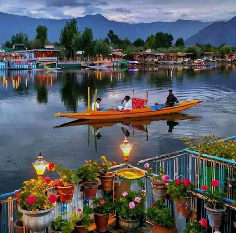 _Maisha_Barlin's tweet photo. “yun he aabad rahegi duniya, hum na honge, koi humsa hoga.” https://t.co/GjnzE254Zl