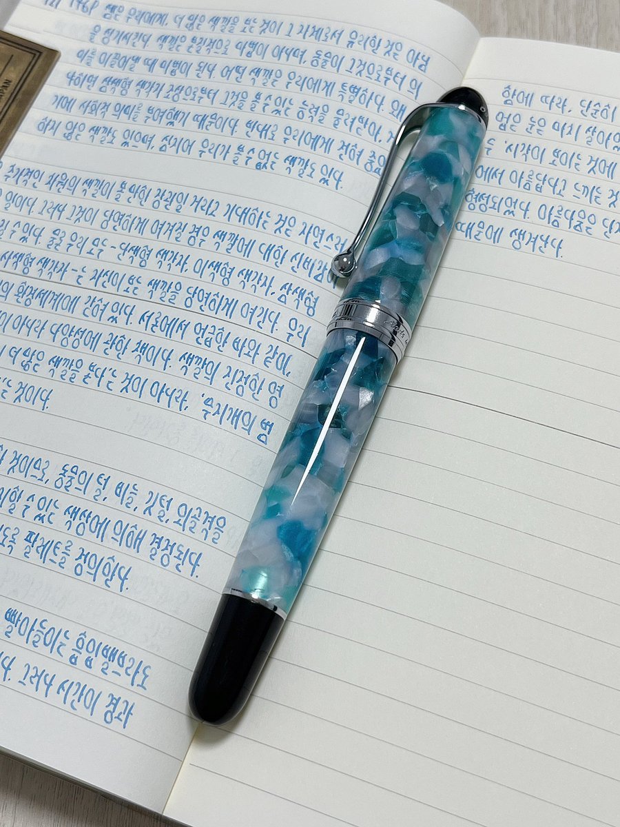 자피로블루 보면 볼 수록 예뻐서 쓸때마다 기분좋다🥹