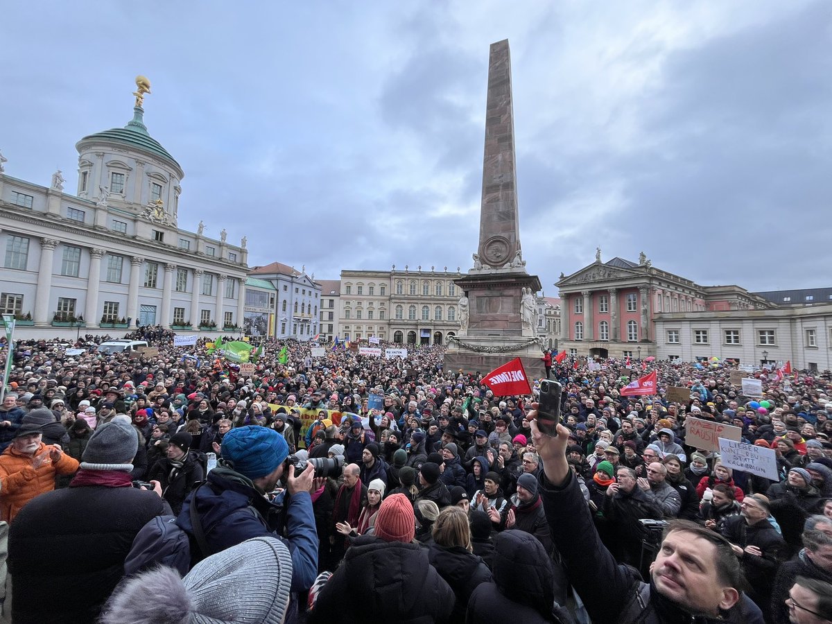 S_Schicketanz's tweet photo. #Potsdam bekennt Farbe - Demo mit Tausenden Teilnehmern nach dem Bericht über das rechte Geheimtreffen im Landhaus Adlon #Correctiv @PNN_de https://t.co/BZsKOkXOcX