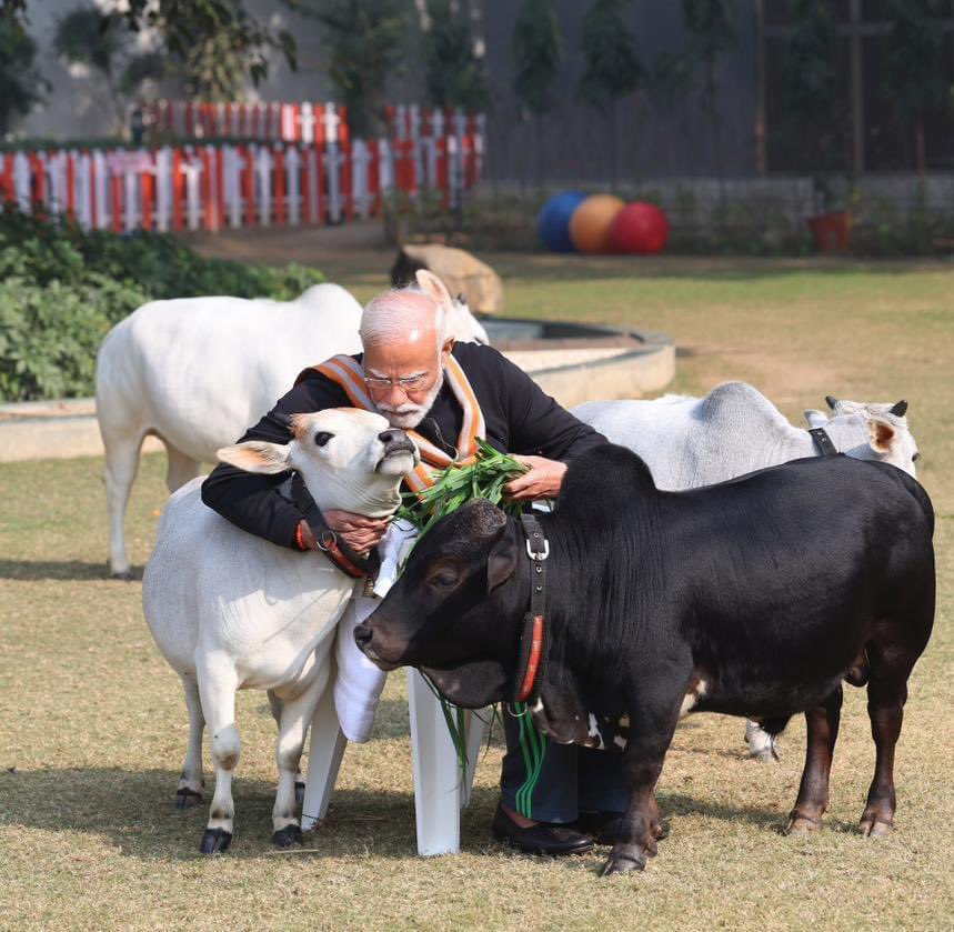 Parinayfuke's tweet photo. आज के दिन की सर्वश्रेष्ठ तस्वीरें!

प्रधानमंत्री श्री नरेंद्र मोदी जी ने अपने आवास पर गौ-सेवा की। यह तस्वीरें अत्यंत आत्मीय और प्रेरक हैं। 

#MakarSankranti #Uttarayan #PMModi #BJP #गोसेवा #मकर_संक्रांति #उत्तरायण #भाजपा
@narendramodi @JPNadda @BJP4India @Dev_Fadnavis @BJP4Maharashtra @cbawankule