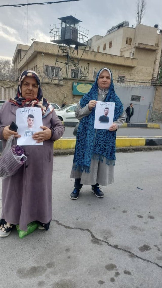 بەپەلە
تکایە بنەماڵەی بەندکراوانی سیاسی بە تەنیا دامەنێن.
لە بەر درگای بەندیخانەی #اوین سووچی باکوور (ضلع شمالی) چاوەڕێی پاڵپشتین.

 #نه_به_اعدام