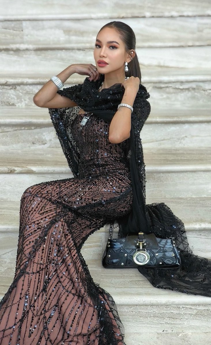 Ladies and gentlemen, HER!

Yang Mulia Karraminah Clarrise del Rosario Jefri Bolkiah at Prince Mateen and Dayang Anisha’s wedding.

The daughter of YTM Jefri Bolkiah and Filipina born, Puan Fatimah binti Abdullah née Evangeline Teodoro del Rosario.