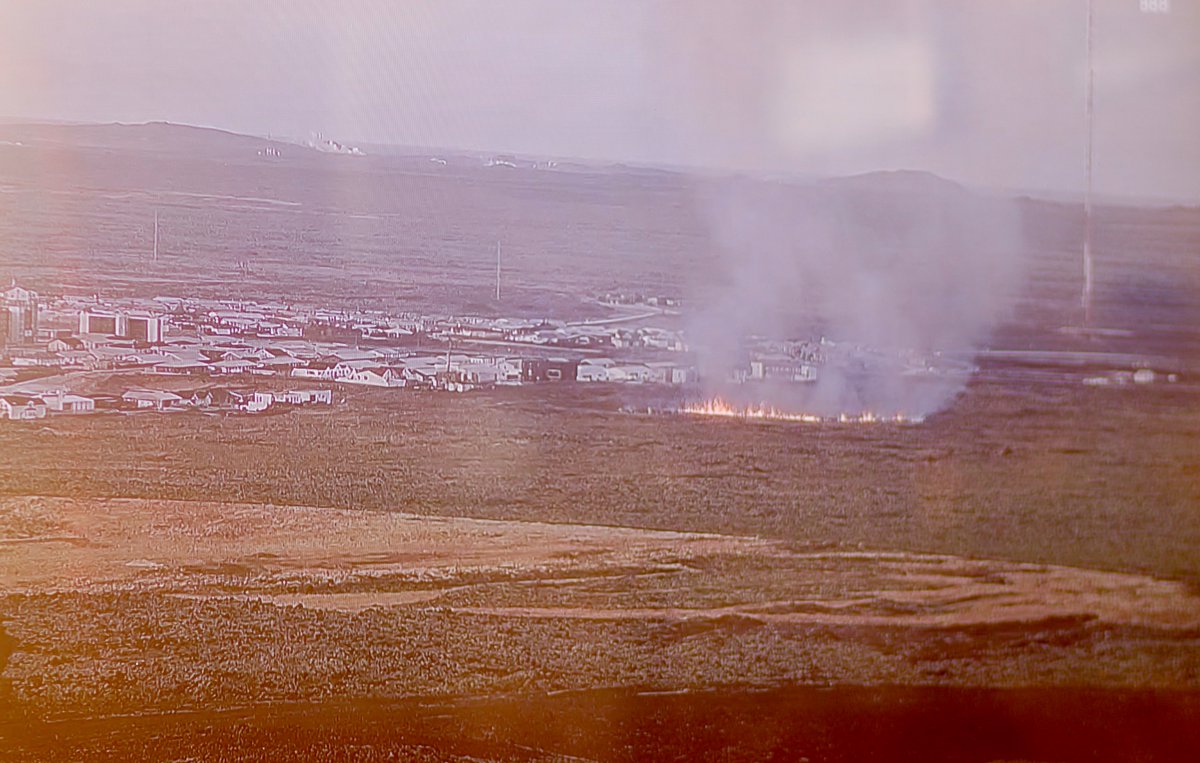 nannaro's tweet photo. A new fissure opened a few minutes ago, a few dozen meters from the village. #eruption #Grindavik https://t.co/kOnFXT5nLl