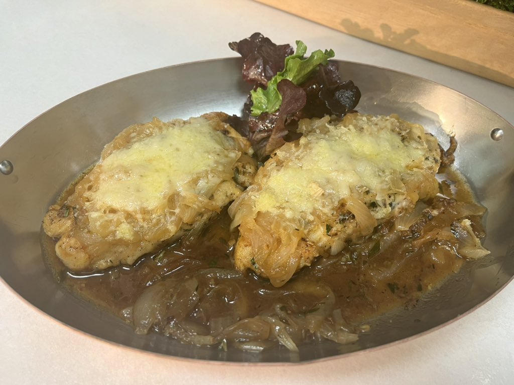 If you’re a fan of French Onion Soup you’ll love this recipe from Chef Terranova using fresh chicken breasts and onions from @DavesMarketRI turnto10.com/studio10/cooki…