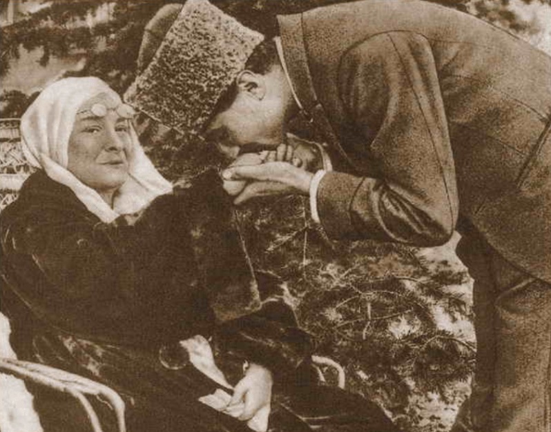 Turk1895's tweet photo. ZÜBEYDE HANIM(1857-14 OCAK 1923)
Atatürk’ün annesine,babasına,kardeşlerine ve kendisine de Allah;rahmet eylesin,günahları varsa affetsin,mekânları cennet olsun(amin)...🤲🏻
(Fotoğrafta  Zübeyde  Hanım’ın  elini  öpen,Atatürk’ün  manevi  oğlu  Abdurrahim Tuncak’tır).  #ZübeydeHanım https://t.co/nrC9HR0Y8c