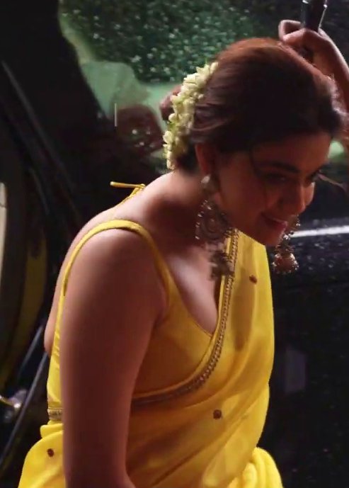 Heroines_Addict's tweet photo. Bollywood Entry with Banger 🤤 @KeerthyOfficial 😋😋 https://t.co/W6ohc4bhts
