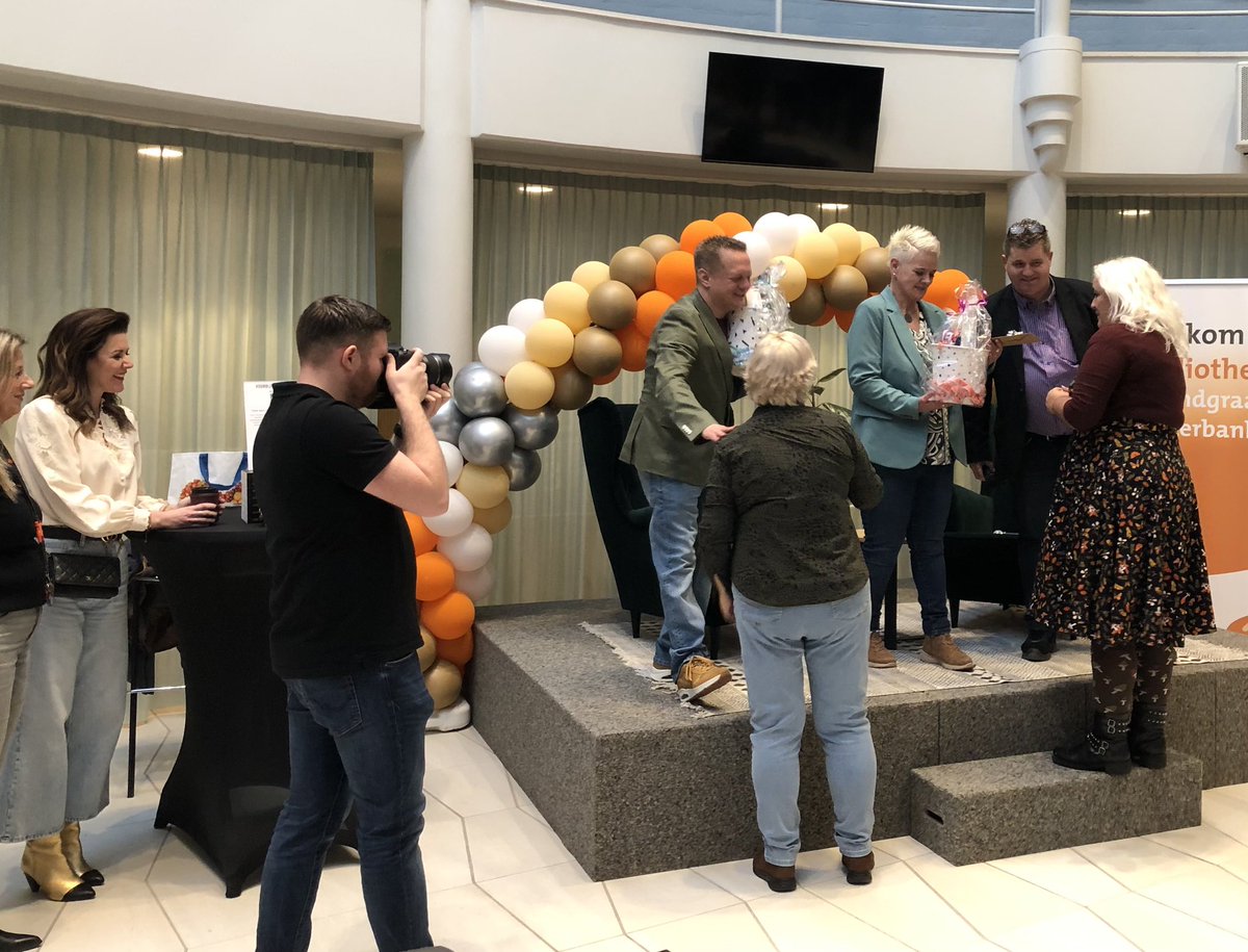Bertina's tweet photo. Op 13 januari waren 100 (!) auteurs uit Nederland en België aanwezig bij het evenement ‘Koukleumen bij Bibliotheek Landgraaf-Onderbanken’. Geweldige organisatie!
#koukleumenbijbibliotheeklandgraafonderbanken #uitgeverijneckar #uitgeverijletterrijn #signeren #boeken #koukleumen https://t.co/DTjKCRCT3O