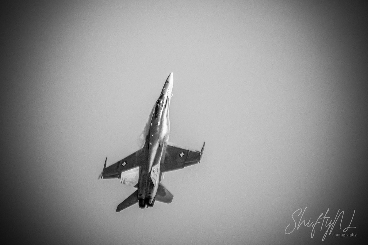 Hard climb from the Swiss. . #fa18 #swissairforce #airforce #aviation #airshow #fighterplane #fujifilmxh2 #fujinon100400