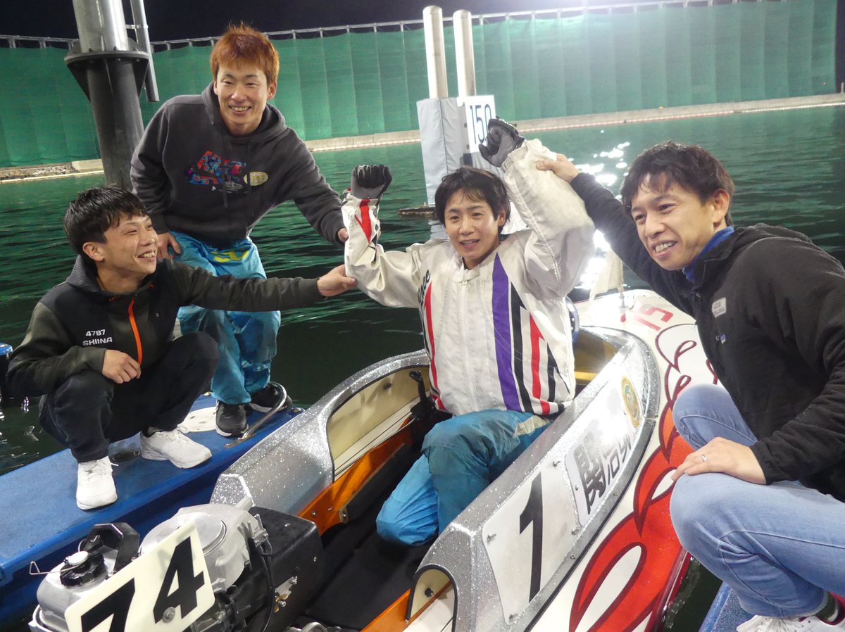sponichiboat's tweet photo. 【 #ボートレース大村 #ボートレースバトルチャンピオントーナメント 最終日】
決勝戦後、優勝者インタビューを受ける #関浩哉 を温かく見守る群馬の先輩３人。
最後はフォトセッションにも参加😆
#毒島誠 #土屋智則 #椎名豊 https://t.co/mw7RfZo22G