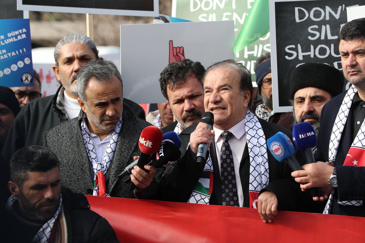 TSKonfederasyon's tweet photo. Filistin'deki katliama tepki gösterdik.

Ankara ABD Büyükelçiliği önünde "Şehitlerimize Rahmet, Filistin'e Destek, İsrail ve Yandaşlarına Lanet" dedik.

“Kahrolsun PKK, Kahrolsun ABD, Kahrolsun İsrail”

“Şehitler Ölmez, Vatan Bölünmez”

#İnsanlıkÖlmesinPlatformu
@destekfilistine https://t.co/sp1Kc01AcA