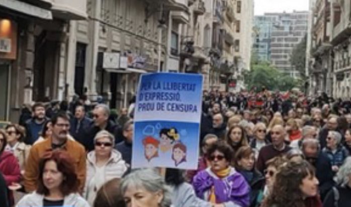 ManuSalutIV's tweet photo. No a la censura de la #Cavalcada de les #MaguesDeGener 💜per part de l’Ajuntament de València
Hui a la Manifestació:
👉🏽En defensa de la llibertat d'expressió i la cultura valenciana
@maguesdegener
@AjuntamentVLC
@DonesIV
@VLCsensMordassa
@ca_revolta
@EuropaLaica
@CoordinadoraFem https://t.co/2pC2Z4XJFm