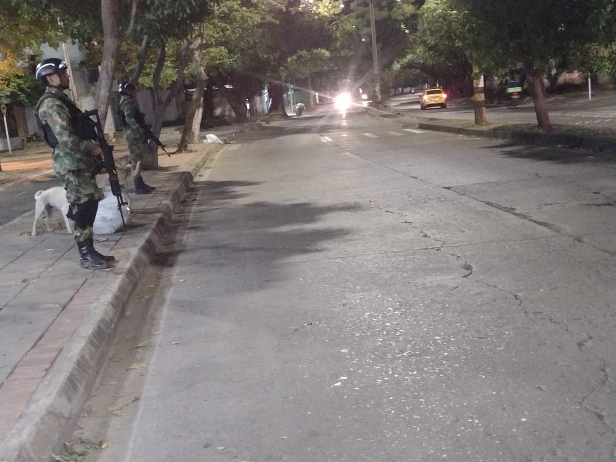 AlcaldiaVpar's tweet photo. #ValleduparSegura 

Con presencia en barrios de Valledupar, el Ejército Nacional hace cumplir el decreto de Zonas de Protección contra el consumo de sustancias psicoactivas luego del decreto sancionado por el alcalde @ErnestoOrozcoD en el marco del Plan Choque. https://t.co/GG4tkgrvzE