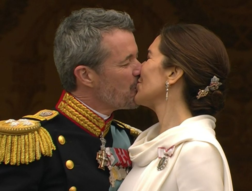 rbolvig's tweet photo. Kong Kys af Danmark ❤️
Jeg er normalt ikke særlig royal - men i disse timer blev jeg ganske rørt
#Frederik #Forbundne #Forpligtet #Danmark https://t.co/YqJtfSuxgw