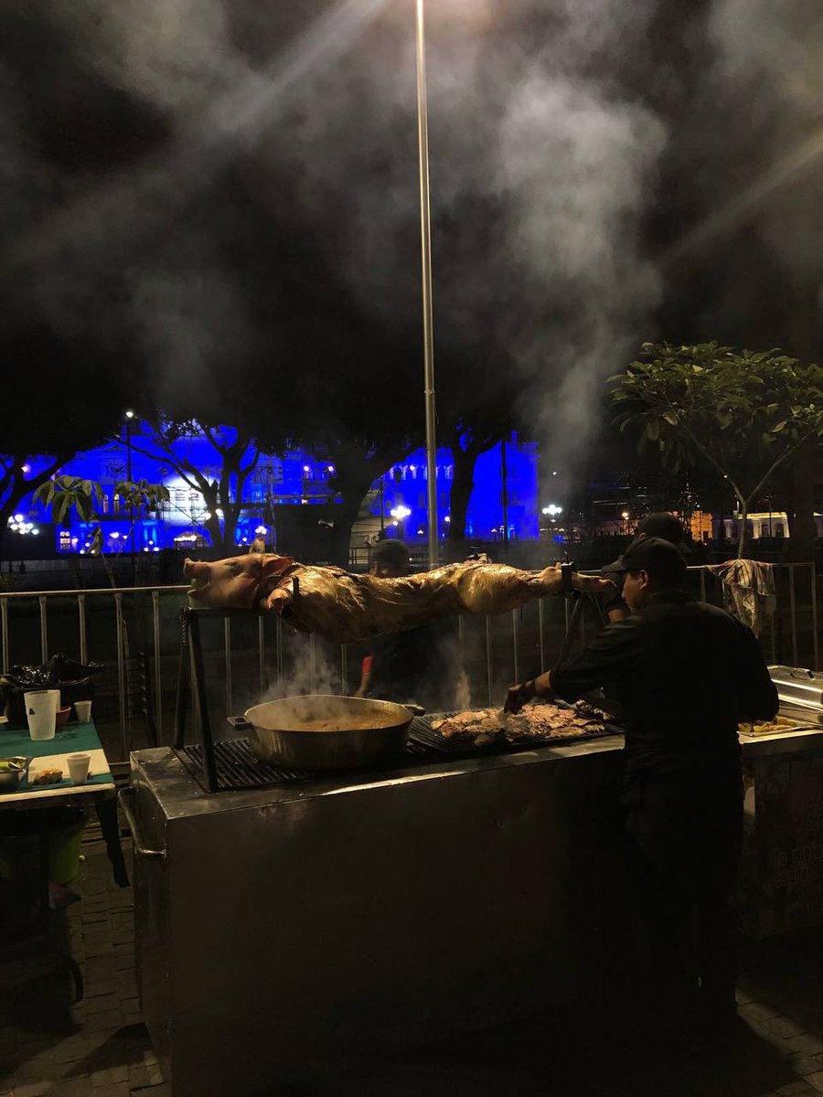 glabrador's tweet photo. Anoche, en la vigilia, frente a la Plaza de la Constitución, donde @BArevalodeLeon dirigirá un discurso. Cientos se quedaron a dormir a la espera del 14 de enero, que ya llegó. Cenaron gracias a los “chefs en resistencia”. https://t.co/nxecFvqTVd