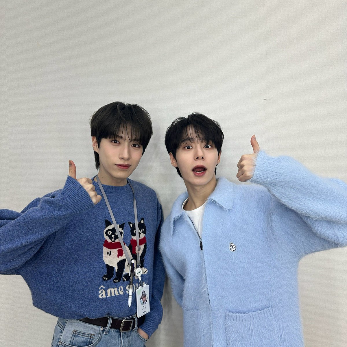 official_ONEUS's tweet photo. [#환웅 #시온]

잠시 후 10시 EBS 반디 어플에서
볼 수 있는 ‘청소년소통프로젝트 경청’ 🎧

오늘도 웅숀디와 함께 도란도란하고
알찬 일요일 밤 보내 봅시다💙

#원어스 #ONEUS #경청 https://t.co/MlL3wdQuJH