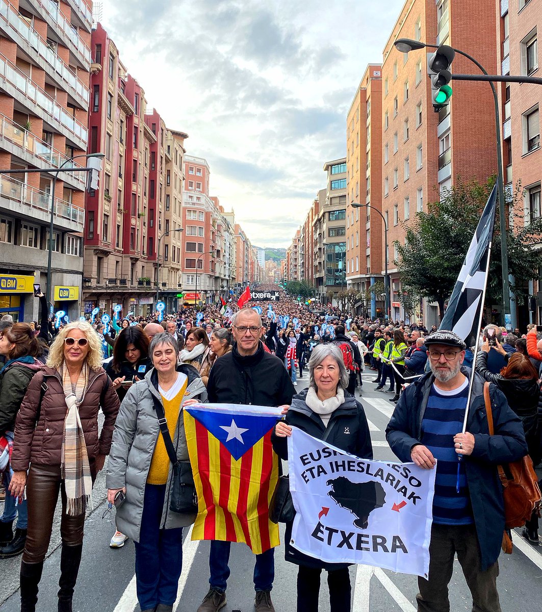 @assemblea ordezkariak beste urte batez Bilbon izan gara @sare_herritarra -ren manifestazio jendetsuan parte hartzen. Familiei zor zaien eta giza eskubideen errespetutik eta euskal preso guztiei intetzionalitate politikoz kanpo eman behar zaien tratu berdintasunagatik.