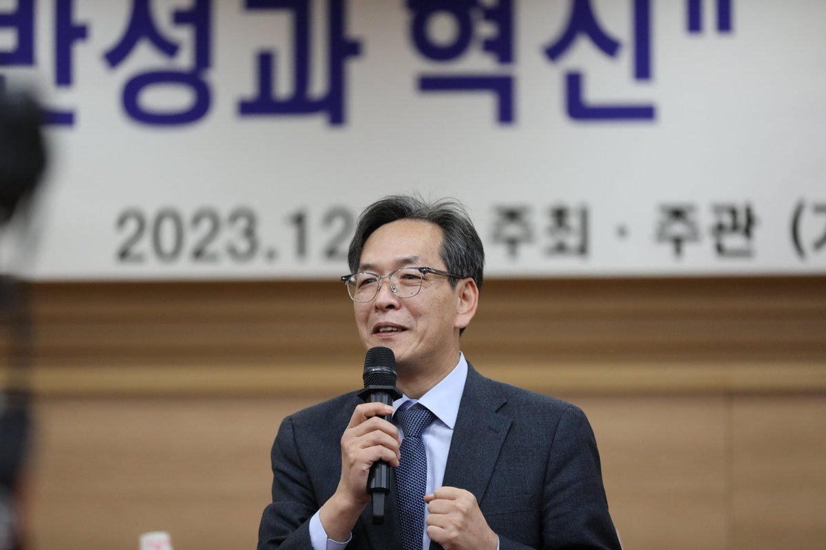 전 더불어민주당 영주영양봉화울진 지역위원장 황재선입니다.

심화되는 극단적 양당 정치에 숨 막히는 국민들에게 숨통을 뚫어 드려야 합니다.

양자택일을 강요 당하는 국민들에게 선택권을 드려야 합니다.

새로운 길을 떠나는 채비를 함께 하고자 합니다.